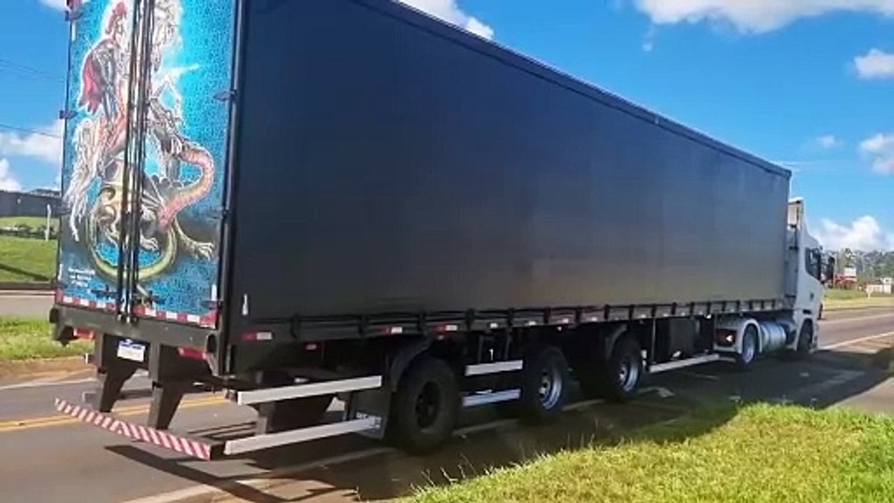Caminhão interdita Trevo da Portal na BR-277