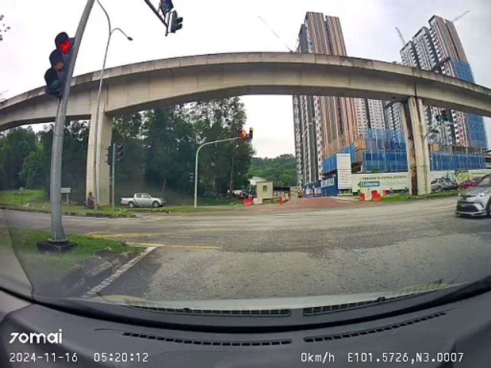 最后数秒冲过路口 轿车撞摩哆骑士