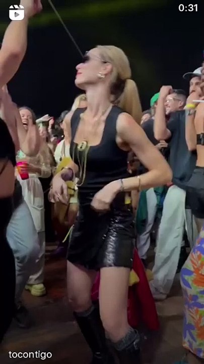 De saia curta, Mariana Ximenes é filmada rebolando até o chão em show do Bonde do Tigrão