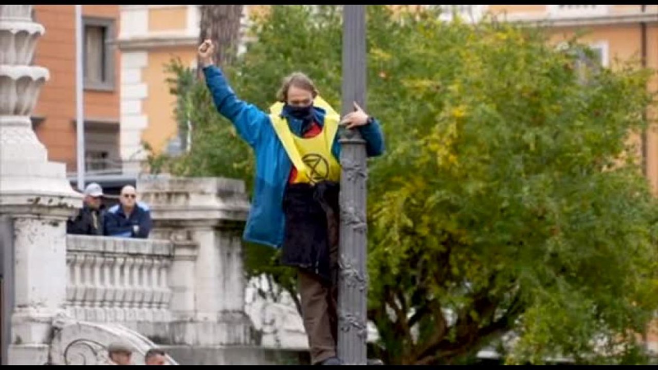 Letame davanti al Viminale, azione Extinction Rebellion per il clima