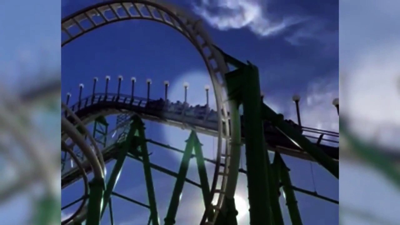 Homem pulando de carrinho em montanha-russa nos Estados Unidos