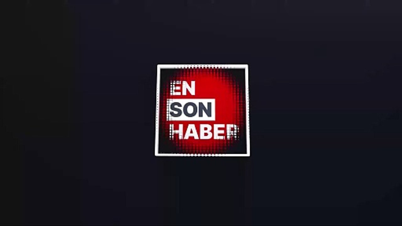 Oyuncu Mine Tugay merdivene oturup poz verdi