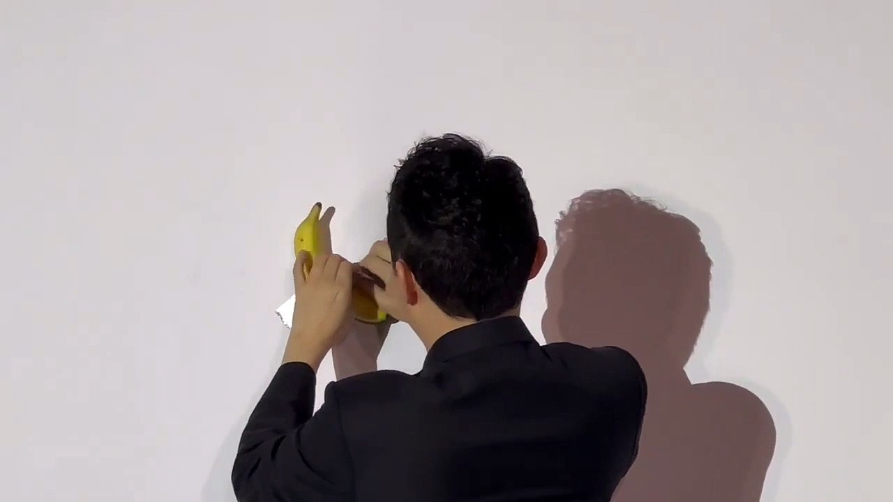 Justin Sun, 6.2 milyon dolara aldığı duvara bantlı muz eserindeki muzu yedi