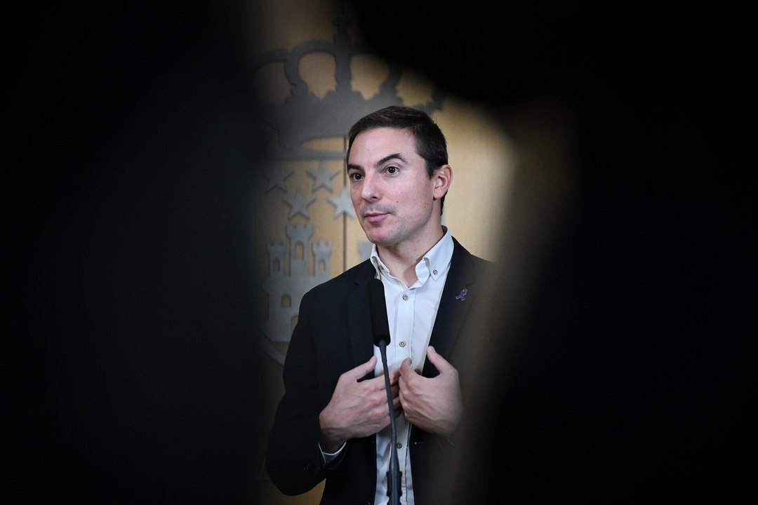 Firma Carlos Cuesta. El lobo Lobato cuidando el gallinero