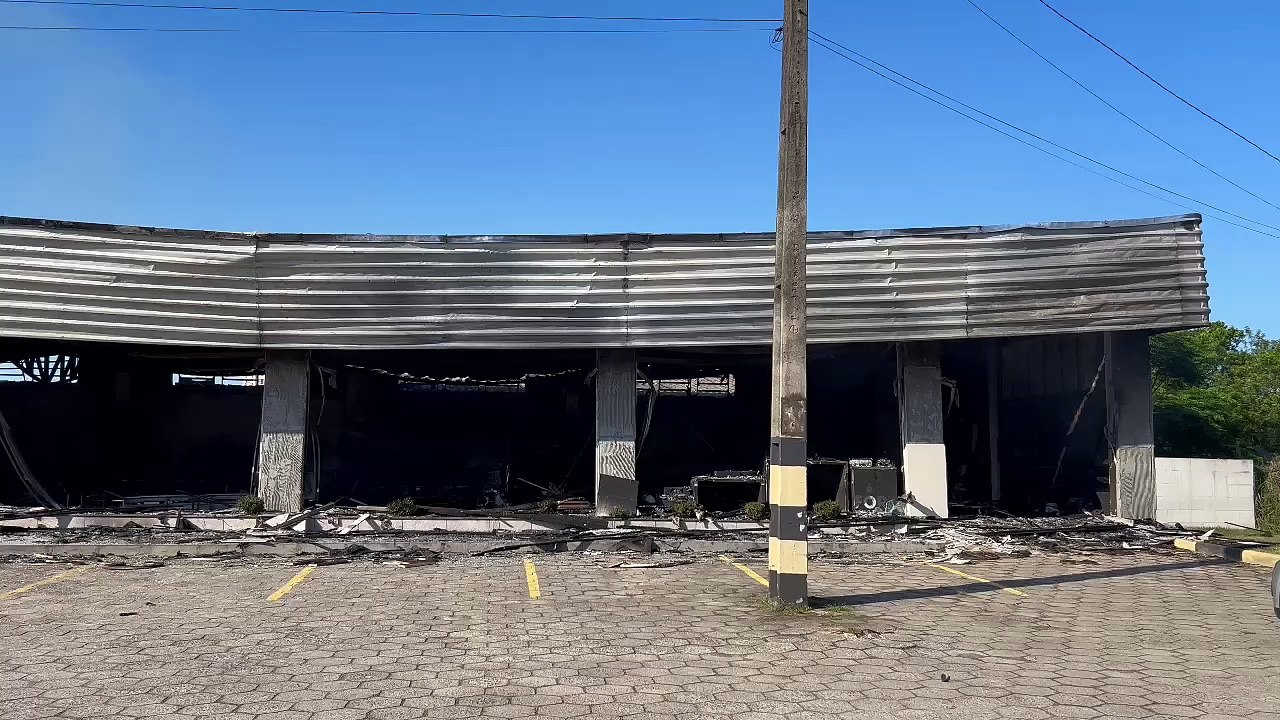 Incêndio destrói empresa de materiais de construção no Sul de SC
