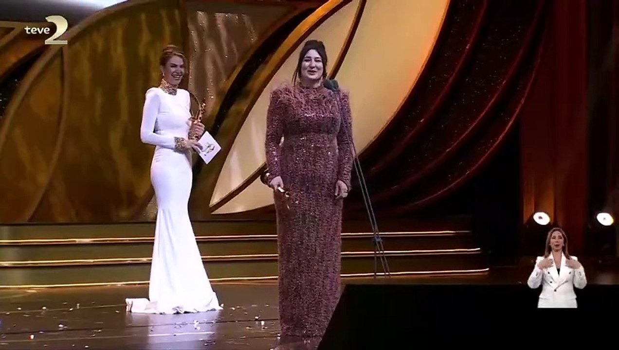 Yasemin Sakallıoğlu'ndan salonu kahkahaya boğan ödül konuşması!