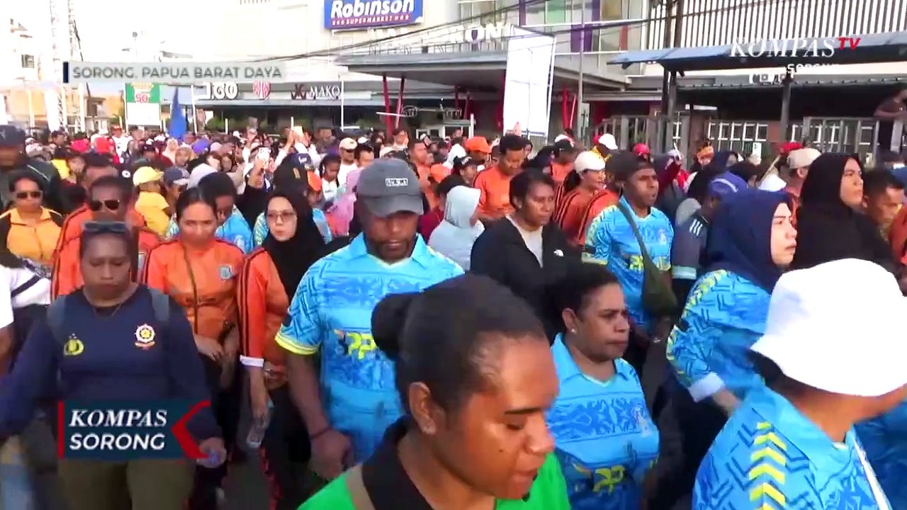Masyarakat Antusias Ikut Jalan Sehat Meriahkan HUT Papua Barat Daya