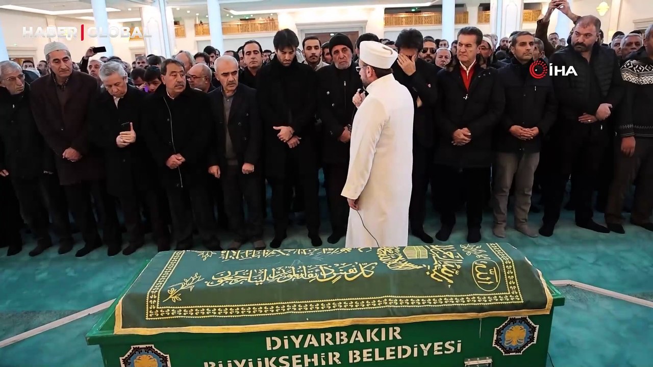 Mahsun Kırmızıgül  annesini son yolculuğuna uğurlarken gözyaşlarına hakim olamadı