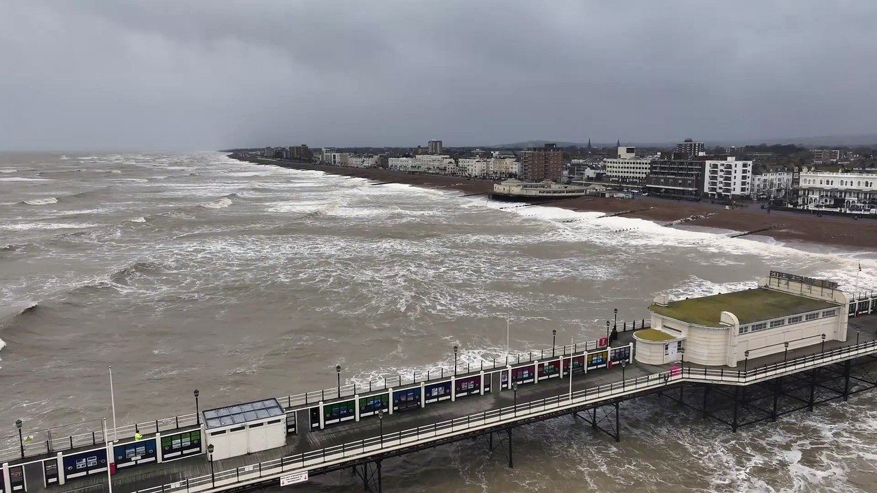 Storm Darragh at Worthing Pier