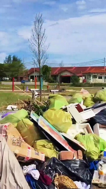 吉兰丹道北县水退留泥泞垃圾‧灾民忍悲伤清理