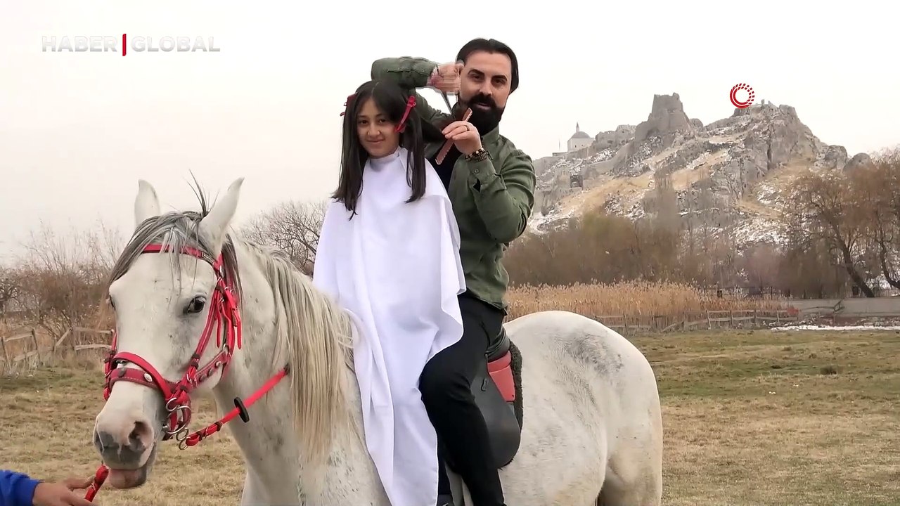 Vanlı kuaförün gösterişli finali: At sırtında saç kesimi