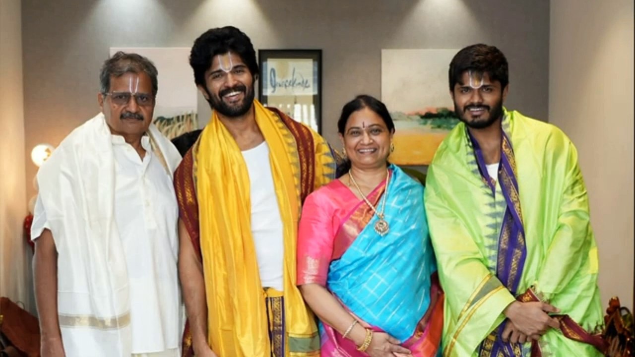 Vijay Devarakonda Introduced Girlfriend with Emotional Post | Celebrity News