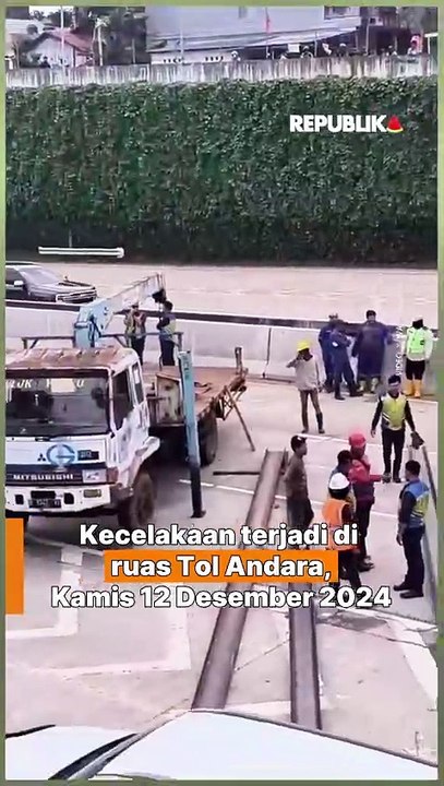 Kecelakaan di Tol Andara, XForce Ringsek Tertimpa Besi
