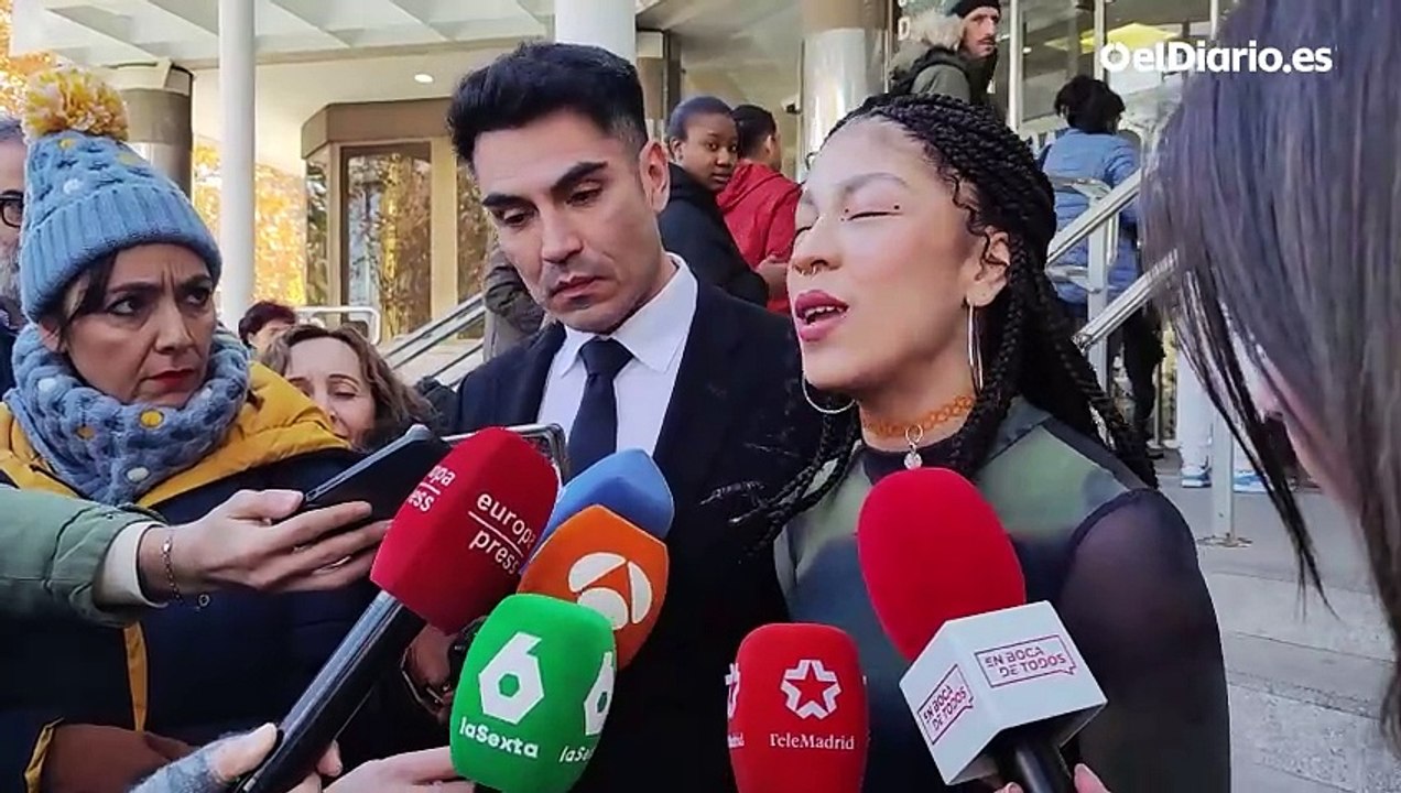 La becaria de "Malinche" que denunció a Nacho Cano vuelve a responder cantando a preguntas de la prensa