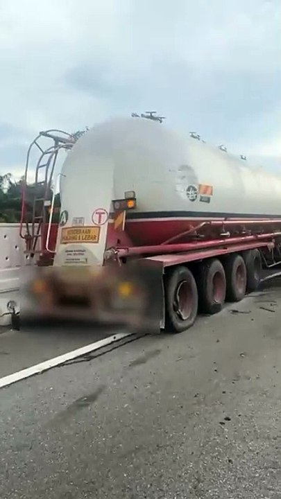 2巨型罗厘 南北大道相撞 轮胎脱落 死伤未详