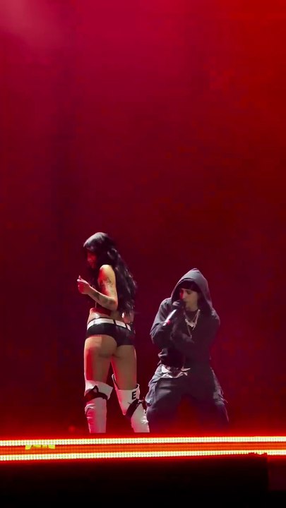 ¿Hubo beso? Cazzu y Khea protagonizan atrevido momento en el escenario