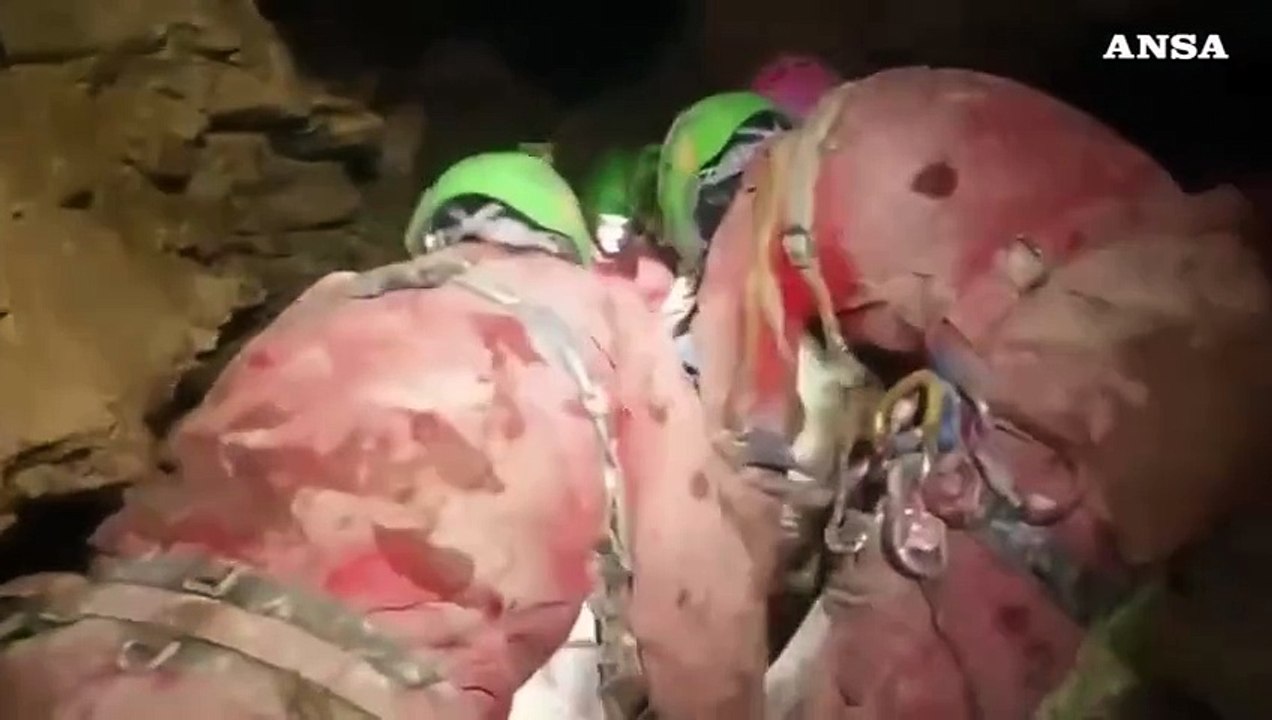 Speleologa bloccata, la barella affronta il tratto piu' stretto