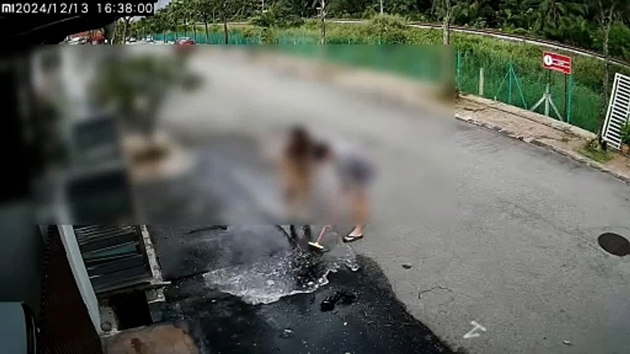 这对夫妇天天洗地 害邻居家门前积水