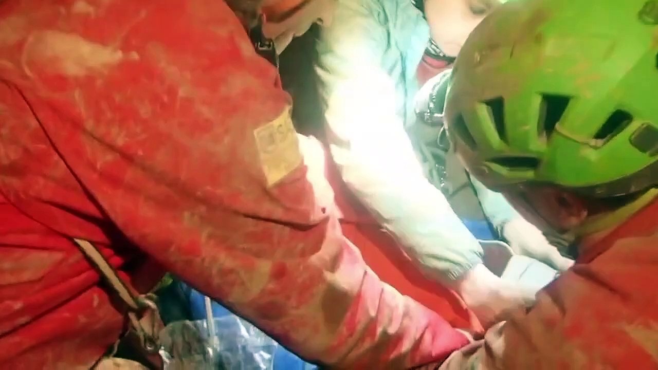 Soccorso nella grotta, ecco la barella con Ottavia Piana che avanza nei cunicoli