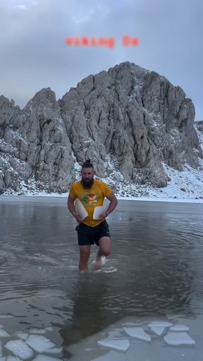 Ce viking ne vient pas de Scandinavie, mais bel et bien d’Algérie ! Ce sosie de Ragnar Lothbrok parcourt les montagnes de Kabylie et brave le froid des lacs gelés 🥶