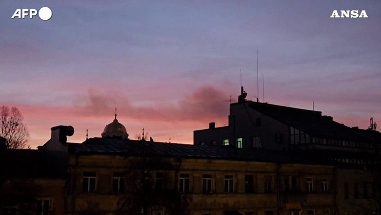 Forti esplosioni a Kiev, allarme missili balistici