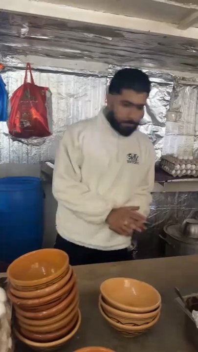 Elgrandetoto était de passage en Tunisie dans le cadre de sa tournée internationale. Bien accueilli par le peuple tunisien il a découvert lablabi et le darija local !