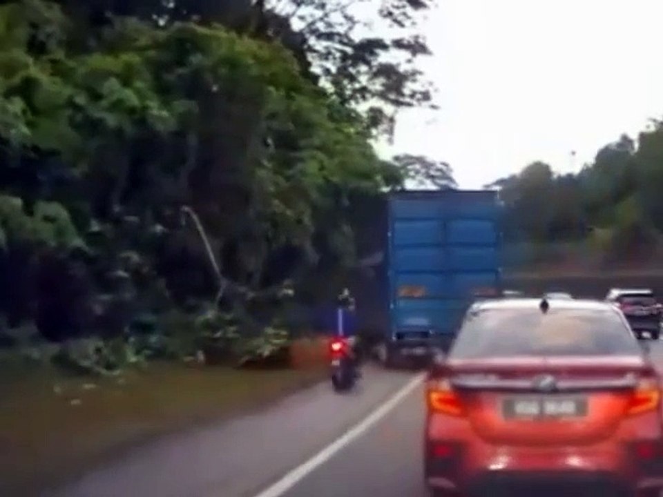 罗厘突煞停 骑士直撞车身  摔落路边草丛