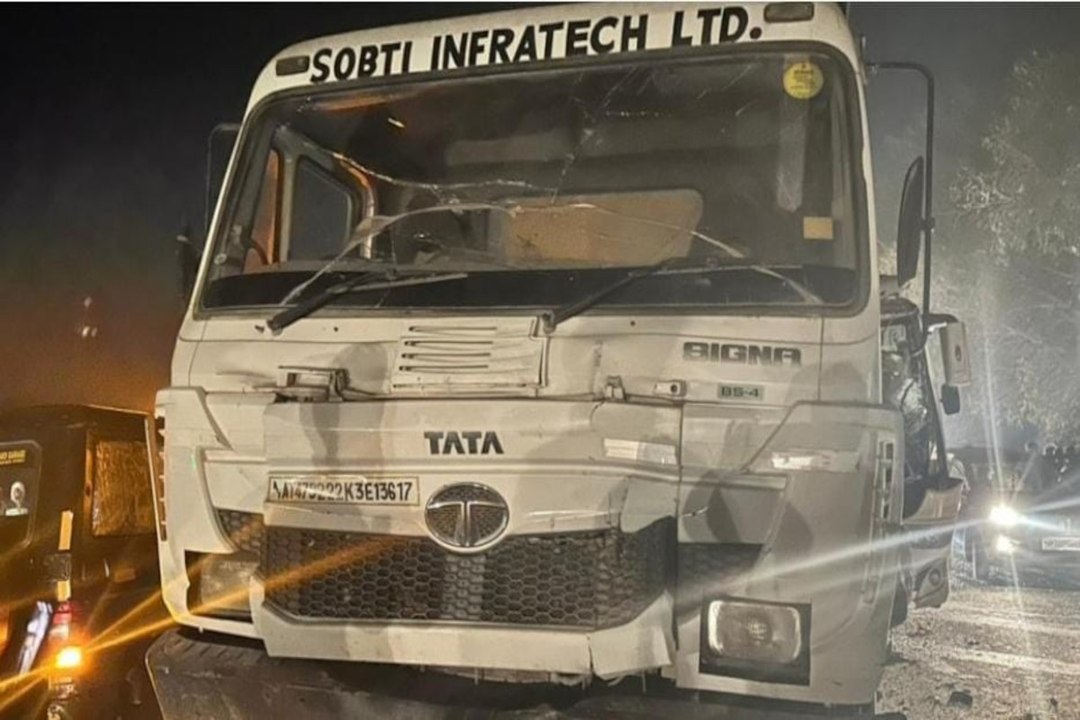 लखनऊ मलिहाबाद  रोड पर हुआ भीषण सड़क हादसा: ओवरलोड डंपर से टकराई बस, 15 यात्री घायल