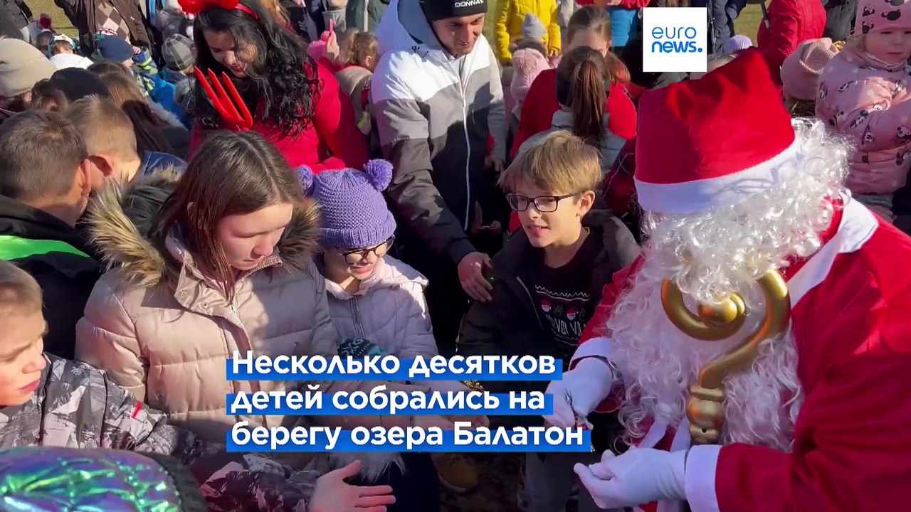 Венгрия: Санта-Клаус прилетел на вертолёте с подарками для детей