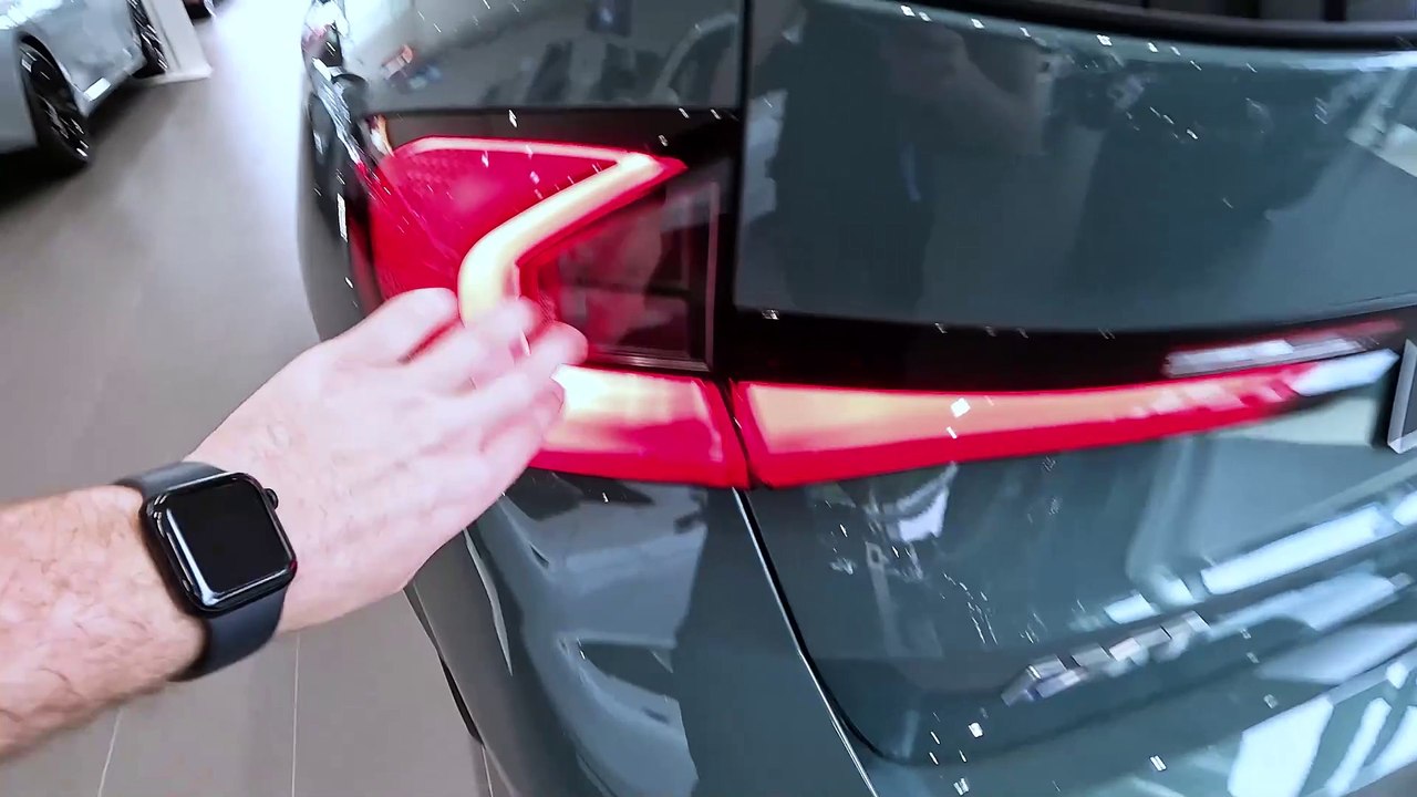 2024 BMW iX1 xDrive30 _ Deep dive (4K)