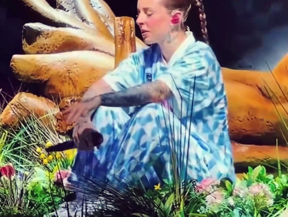 ¡Young Miko llora en pleno concierto. ¿Por Tini?