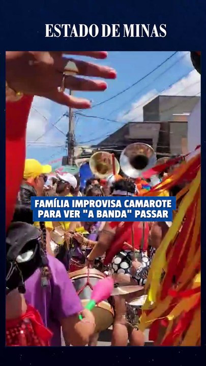 Família improvisa camarote na varanda "pra ver a banda passar"