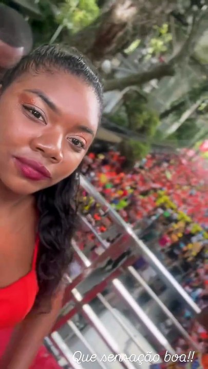 Raquel Brito marca presença no Bloco das Muquiranas no circuito do Campo Grande; veja