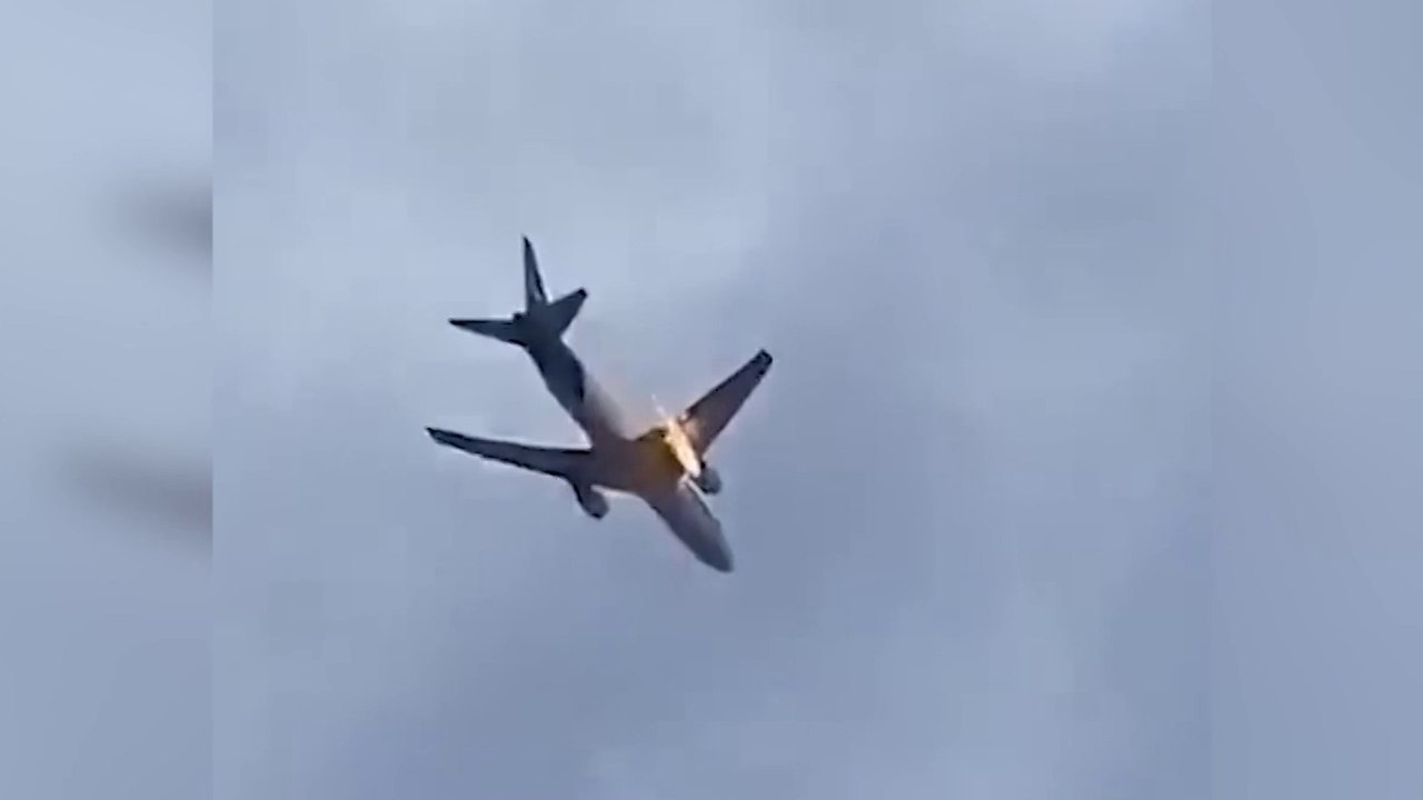 tn7-Avión de carga aterriza de emergencia tras chocar contra pájaro Nueva Jersey-030325