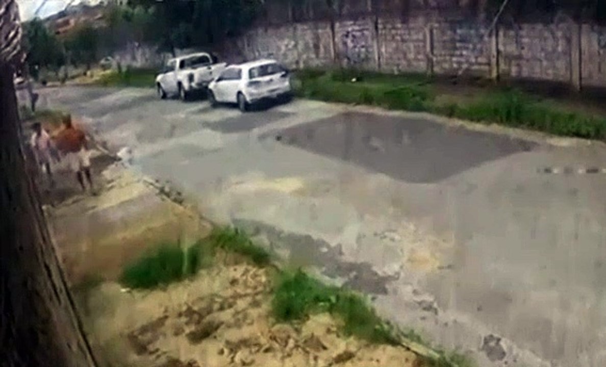 PM reformado é flagrado atirando em homem de joelhos