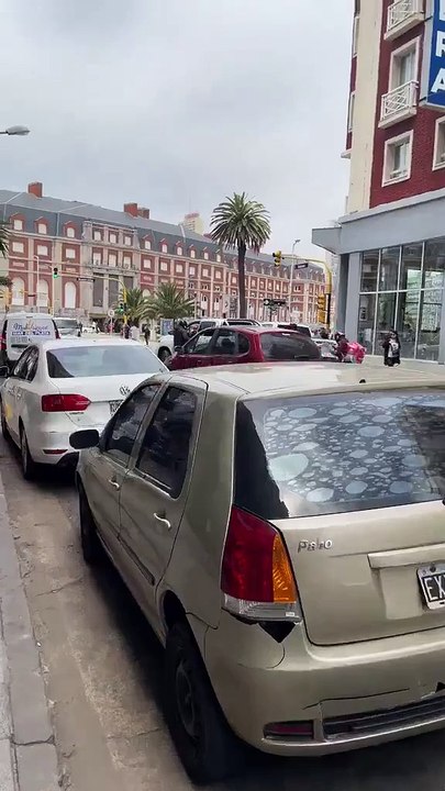 Bajó a pelearse y su camioneta rompió un hotel