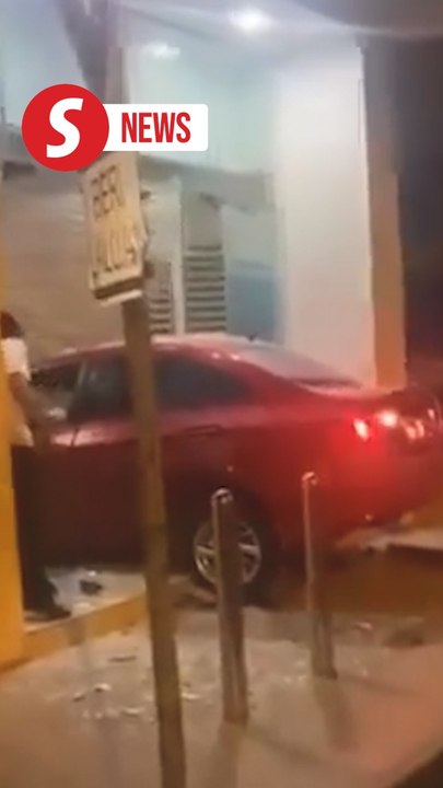 Drunk, unlicensed motorist crashes into bank door in Tawau
