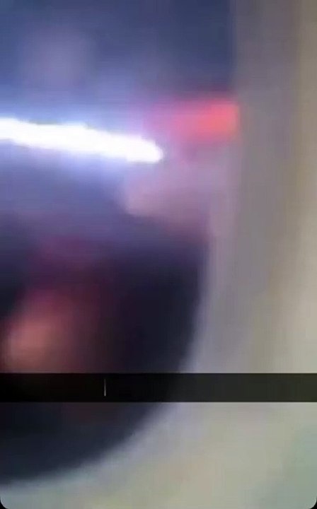 Avião pega fogo após deslizar 'de barriga' em pista de pouso no Canadá