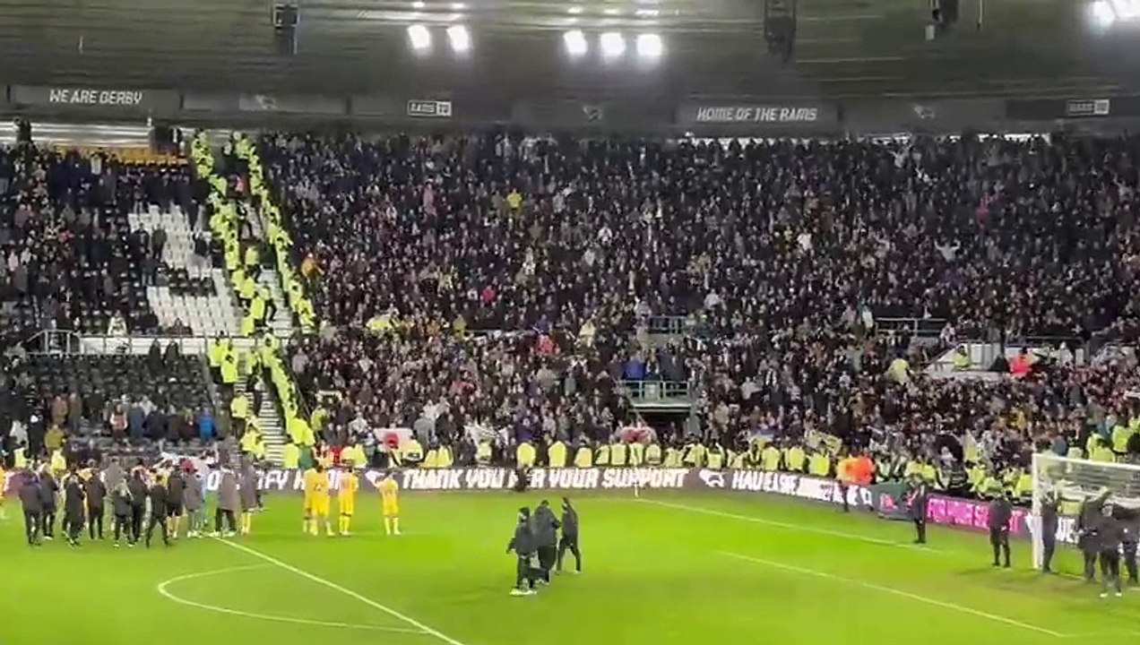 Leeds United open up two-point gap at top of Championship