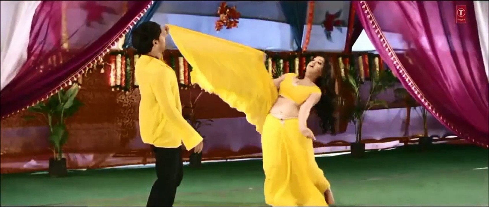 Amrapali Dubey Hottest Kiss