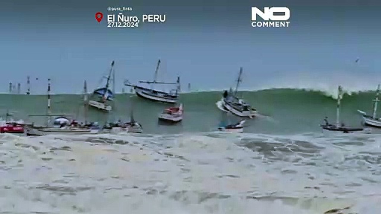 Massive waves pound Peruvian coast