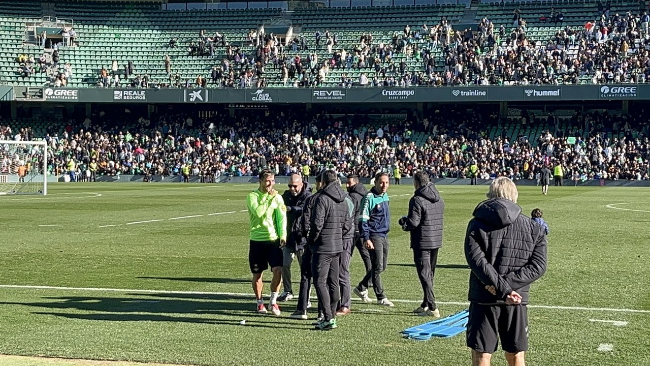 Manu Fajardo mima a sus magos en el entrenamiento del Betis