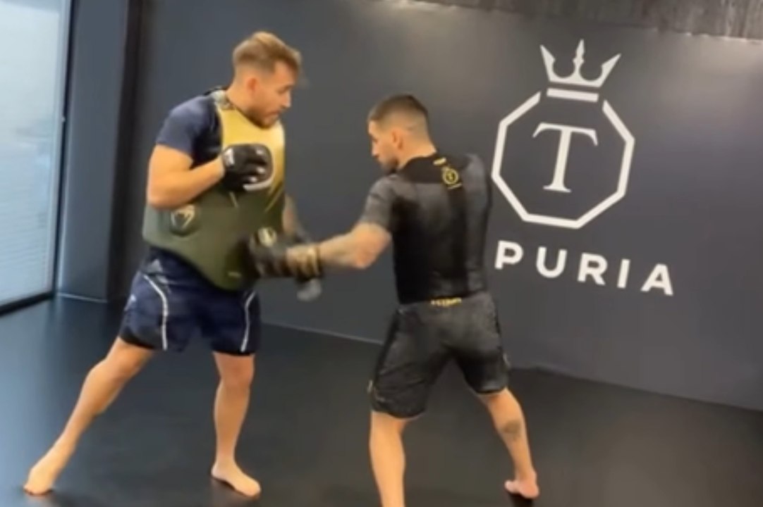 Ilia Topuria entrena para abrir el 2025