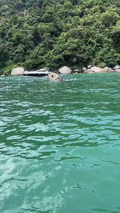 Lancha naufraga com sete pessoas a bordo em Balneário Camboriú