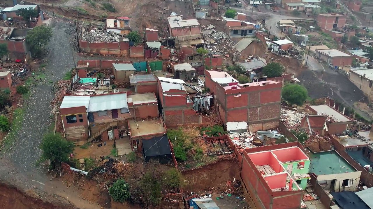 Las impresionantes imágenes del deslizamiento en Takoloma por una falla geológica; instan a las familias evacuar la zona