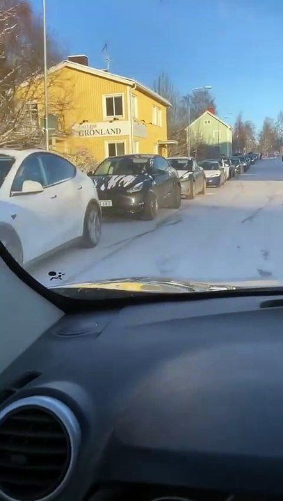 Longue file d'attente pour aller au Supercharger