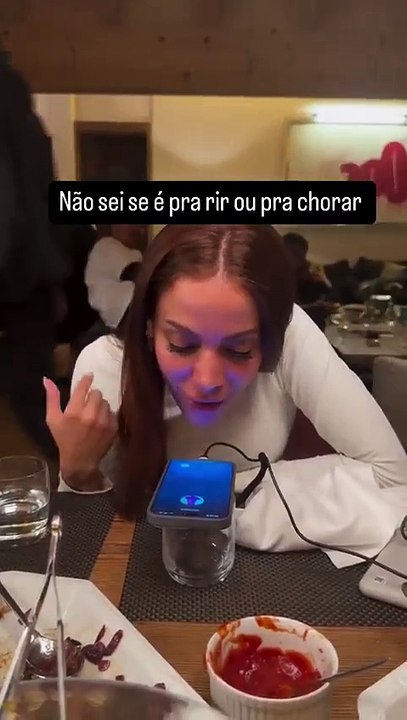 Anitta discute com sua versão em IA