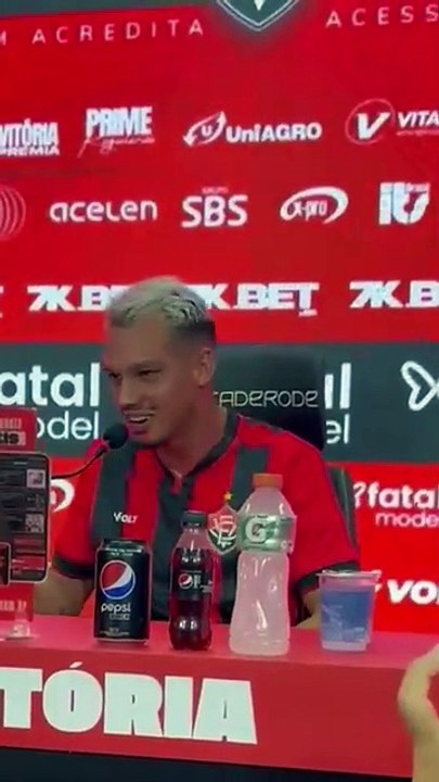 Zagueiro do Vitória brinca sobre semelhança com cantor baiano: "Vai me ouvir cantando"