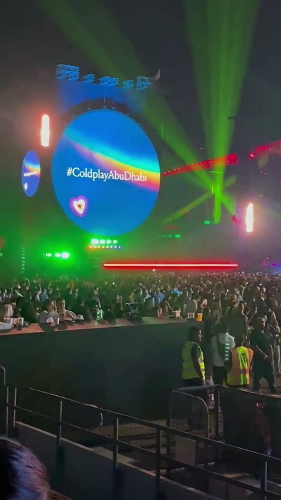 Arena fills up before Coldplay's entry