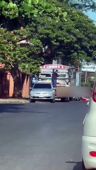 Sujeto le rompe el parabrisa a un micro